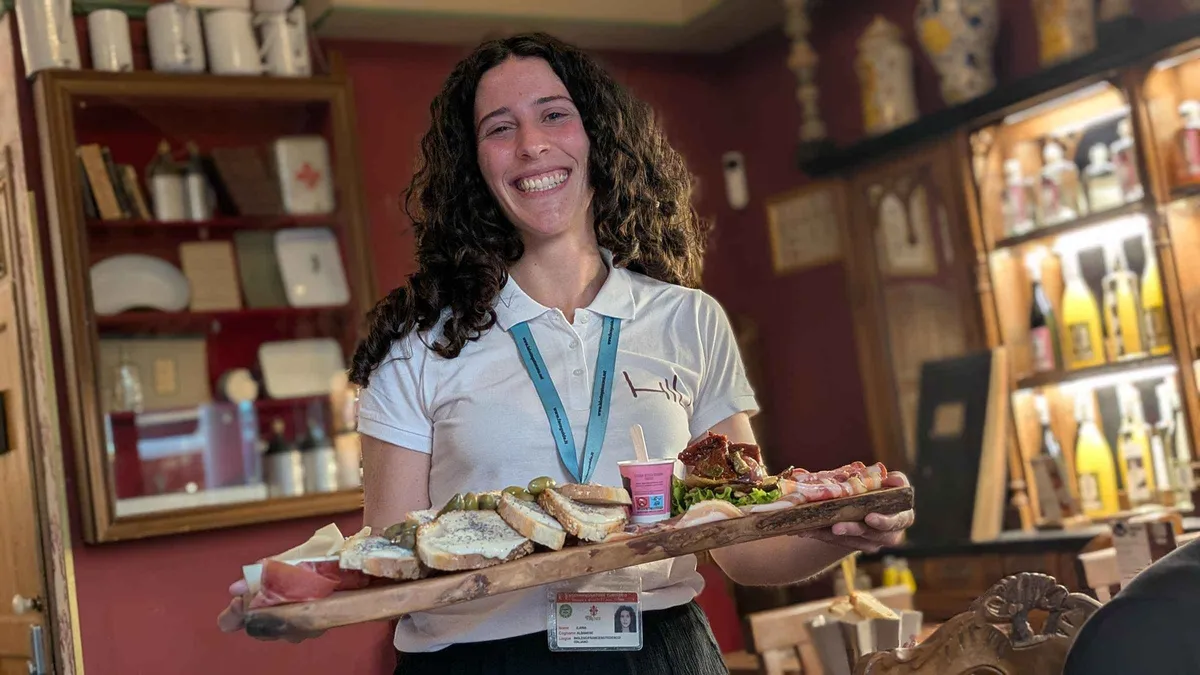 Group tasting schiacciata on a Florence street food walking tour with wine in Italy