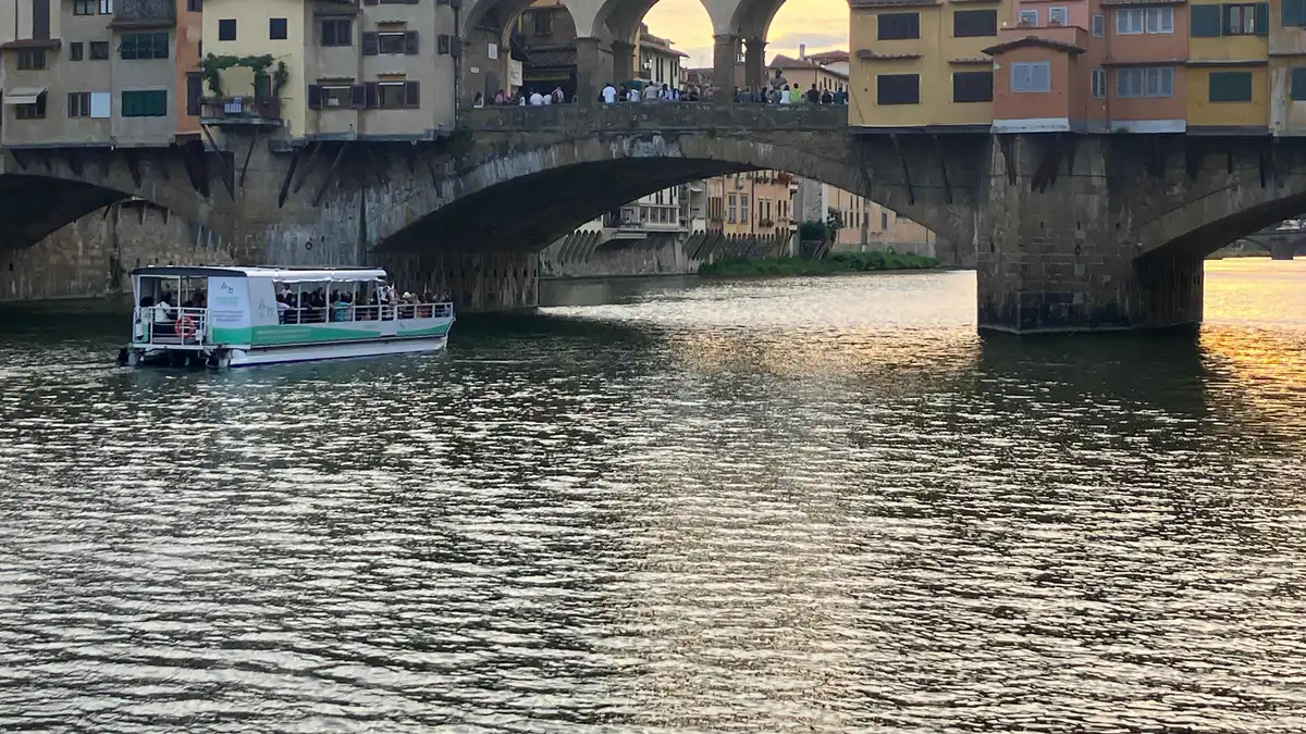 Tuscan picnic basket served on an electric Arno River cruise boat in Florence